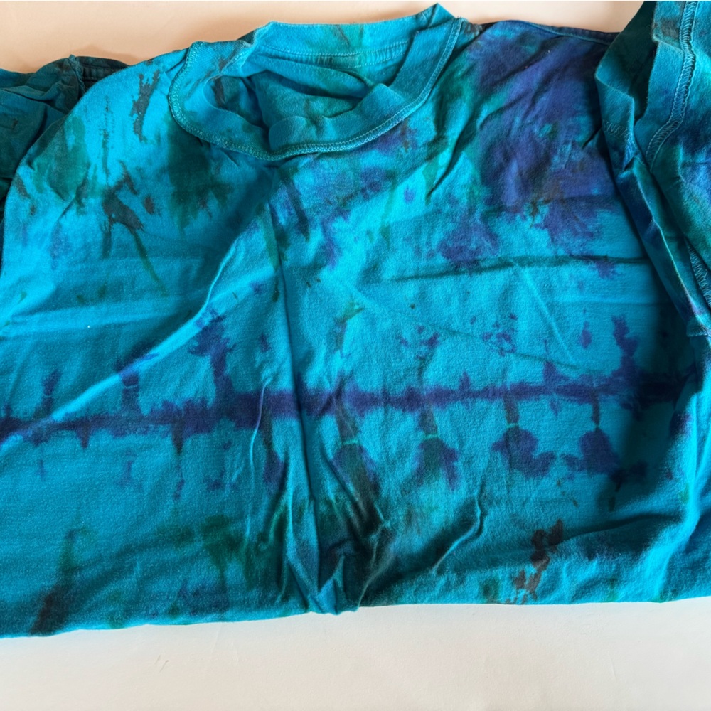 American apparel men’s tie dye blue t shirt. Great condition size L.